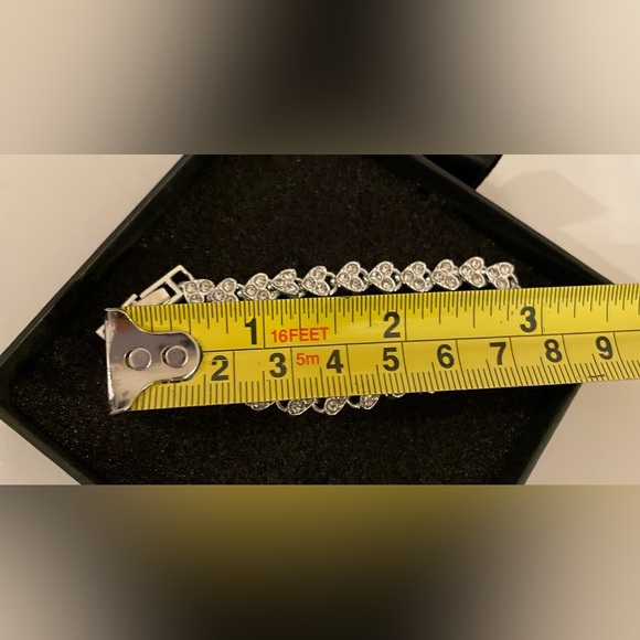 Silver Tone Crystal Heart Bracelet NIB - Picture 14 of 14